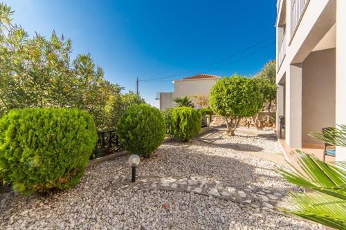 Apartments by the sea Brist, Makarska - 11078