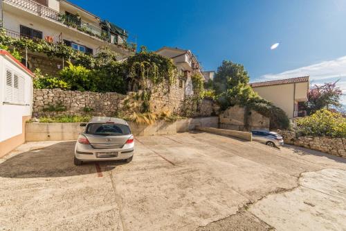 Apartments by the sea Brist, Makarska - 11078