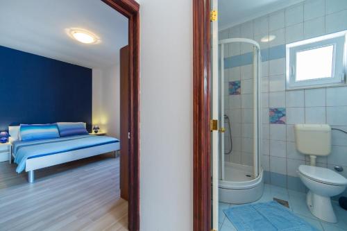 Apartments by the sea Brist, Makarska - 11078