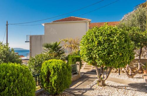 Apartments by the sea Brist, Makarska - 11078