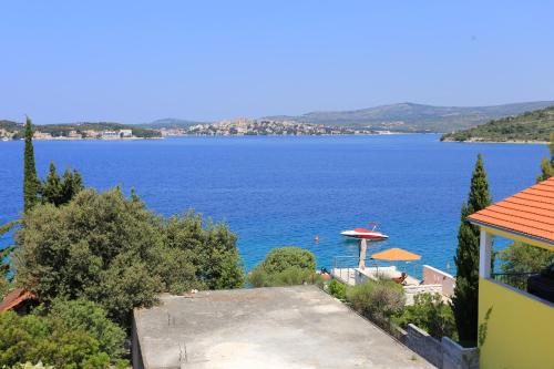 One-Bedroom Apartment with Terrace and Sea View image 2