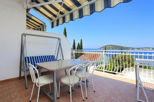 One-Bedroom Apartment with Terrace and Sea View image 5