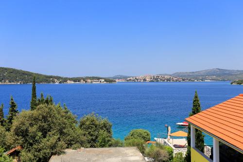 One-Bedroom Apartment with Terrace and Sea View image 4