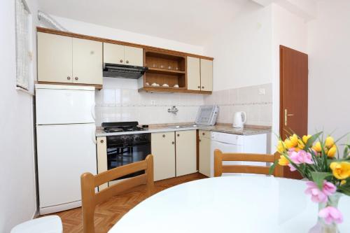 Three-Bedroom Apartment with Terrace and Sea View image 6