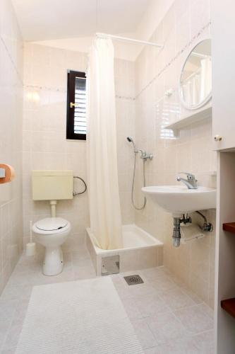 Three-Bedroom Apartment with Terrace and Sea View image 7