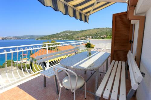 Three-Bedroom Apartment with Terrace and Sea View image 3