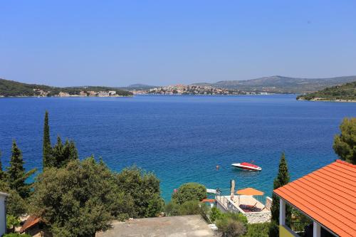 Three-Bedroom Apartment with Terrace and Sea View image 2