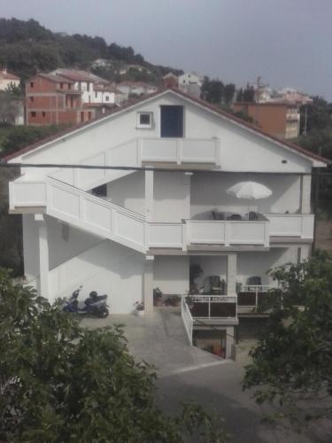 Apartments by the sea Banjol, Rab - 11060 – khách sạn tại Banjol