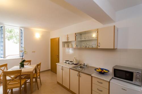 Apartments and rooms with WiFi Dubrovnik - 11145 - image 12
