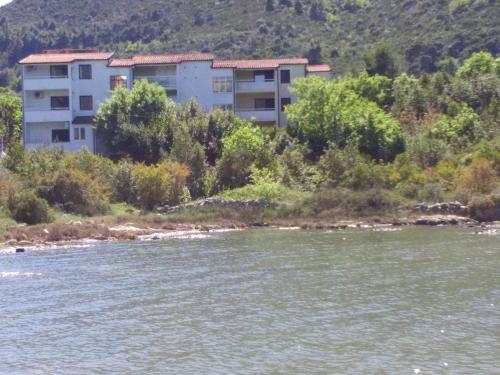  Apartments by the sea Hodilje, Peljesac - 11189, Pension in Ston bei Doli