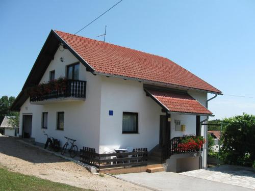 Apartments with a parking space Smoljanac, Plitvice - 11334 - Location saisonnière - Smoljanac
