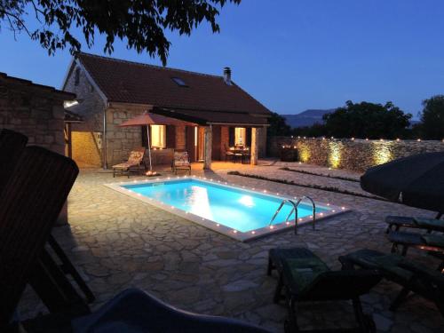 Family friendly house with a swimming pool Gluici, Krka - 11337 - Validžići