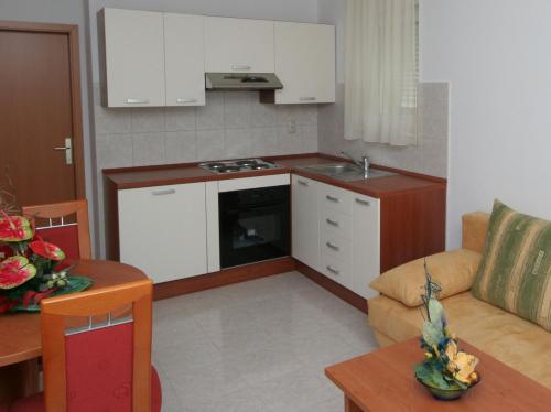 Apartments with a swimming pool Mastrinka Ciovo - 11192 - image 11