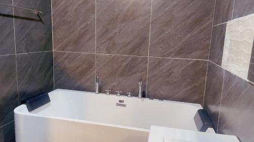 3 bedrooms, 4 beds