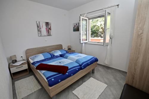 Apartments by the sea Sucuraj Hvar - 11228 - image 9