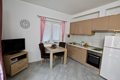 Apartments by the sea Sucuraj Hvar - 11228 - image 3
