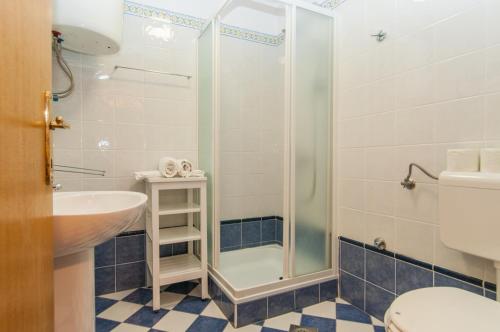 One-Bedroom Apartment with Terrace and Sea View image 6