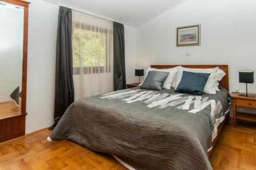 One-Bedroom Apartment with Terrace and Sea View image 2