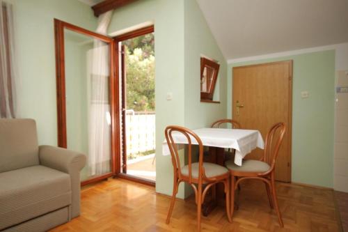 One-Bedroom Apartment with Terrace and Sea View image 5