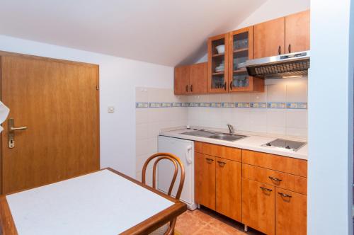 One-Bedroom Apartment with Terrace and Sea View image 4