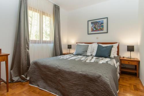 One-Bedroom Apartment with Terrace and Sea View image 6