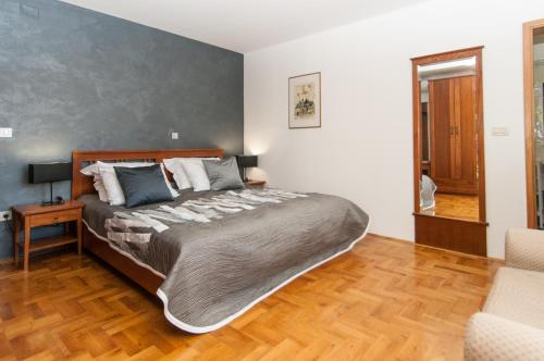 Twin Room with Balcony and Sea View room in Apartments and rooms by the sea Mali Losinj (Losinj) - 10420