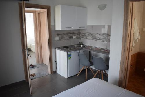 Studio with Balcony and Sea View image 4