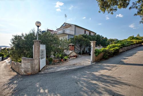  Apartments by the sea Zaboric, Sibenik - 4257 in Zaboric
