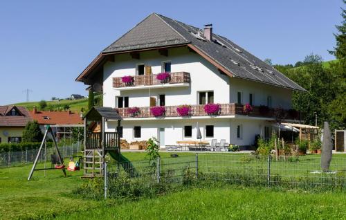  Apartment Haus Sagerer near Attersee and Mondsee, Pension in Strass im Attergau bei Weissenkirchen im Attergau