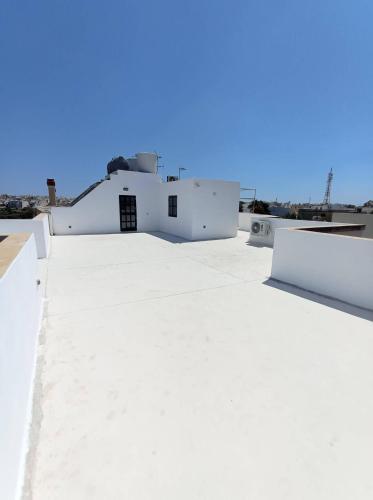 Παροχές, 3 Bedroom Air-conditioned Apartment with Roof Terrace - Ample Parking in Ναξαρ