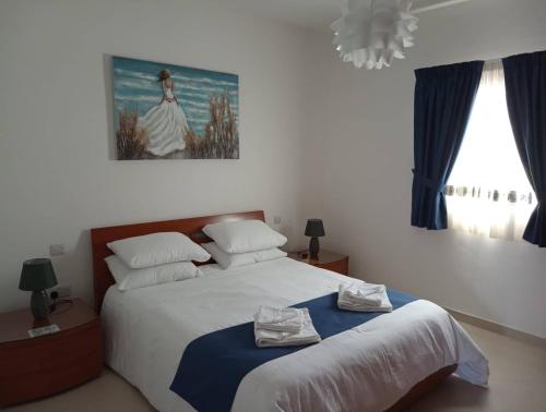 Δωμάτιο, 3 Bedroom Air-conditioned Apartment with Roof Terrace - Ample Parking in Ναξαρ