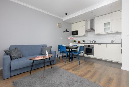 Warsaw Ursynów Apartment with Balcony by Noclegi Renters - image 3