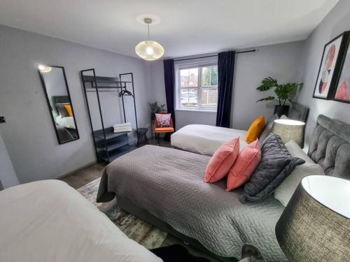 Beautiful Irlam Apartment, sleeps 5 & Free Parking in Astley