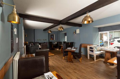 Queens Head Hotel - image 9