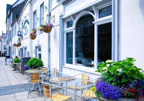 Queens Head Hotel - image 2