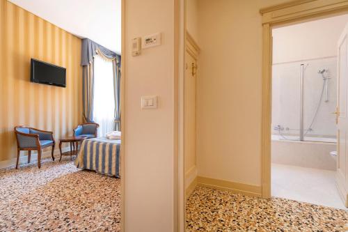Hotel Bella Venezia - image 4