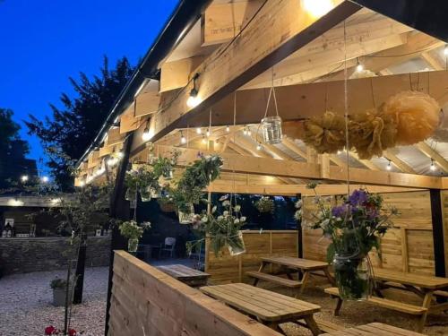 ทัศนียภาพภายนอกโรงแรม, Trouble House in เท็ทบูรีย์