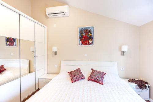 Three-Bedroom Apartment with Balcony image 8