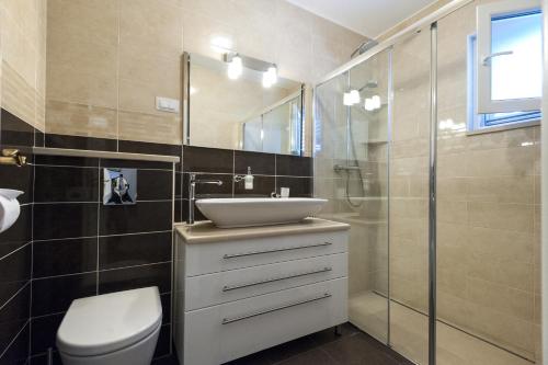 Three-Bedroom Apartment with Balcony image 7