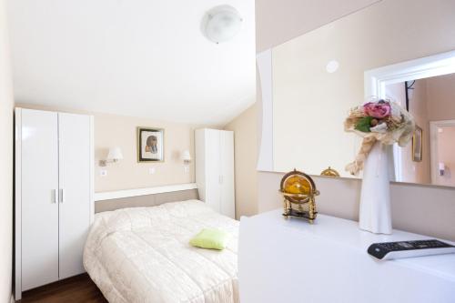 Three-Bedroom Apartment with Balcony image 4