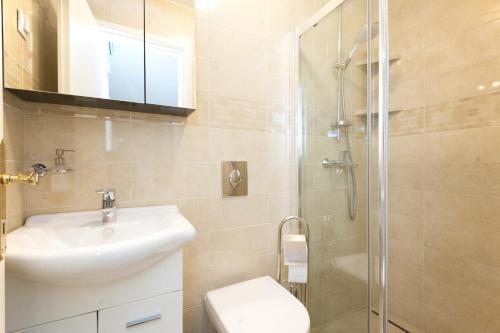 Three-Bedroom Apartment with Balcony image 5