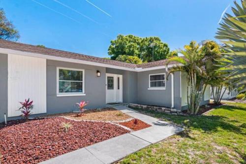 Heated Pool House Only 5 Minutes to Gulf Beaches! in Seminole, USA