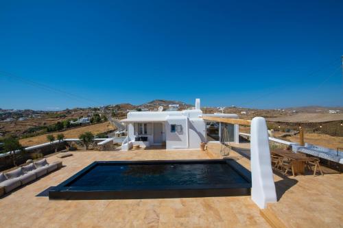 Little Villa amid Super Paradise-JackieO' Mykonos