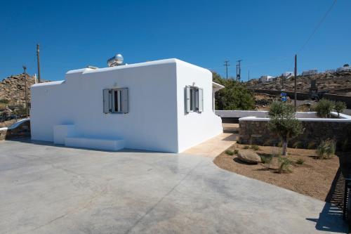 Little Villa amid Super Paradise-JackieO' Mykonos