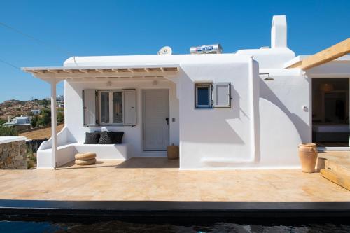 Little Villa amid Super Paradise-JackieO' Mykonos