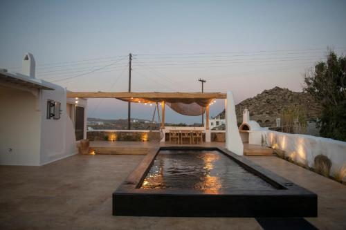 Little Villa amid Super Paradise-JackieO' Mykonos