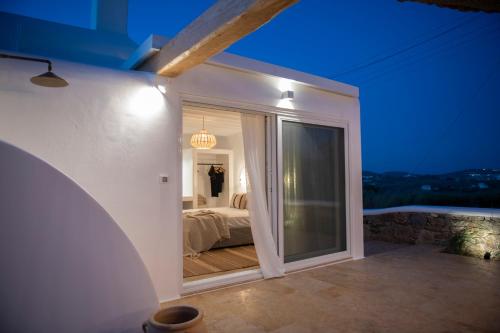 Little Villa amid Super Paradise-JackieO' Mykonos