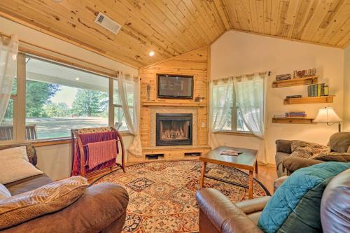 Remote Smithville Cottage Furnished Deck and Grill in Smithville, USA