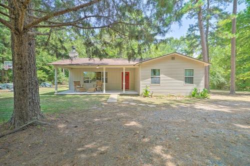 Remote Smithville Cottage Furnished Deck and Grill in Smithville, USA