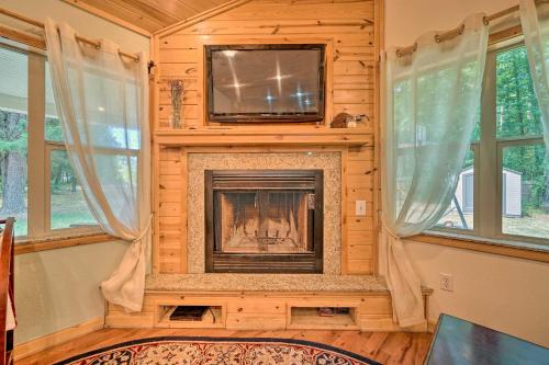 Remote Smithville Cottage Furnished Deck and Grill in Smithville, USA